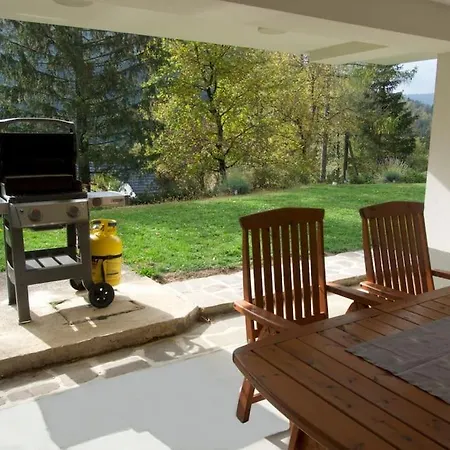 Spacious House With Sun Porch And Big Garden Grahovo