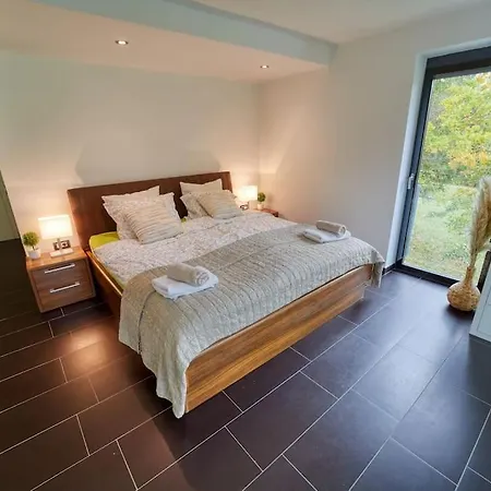 Spacious House With Sun Porch And Big Garden Appartement Grahovo